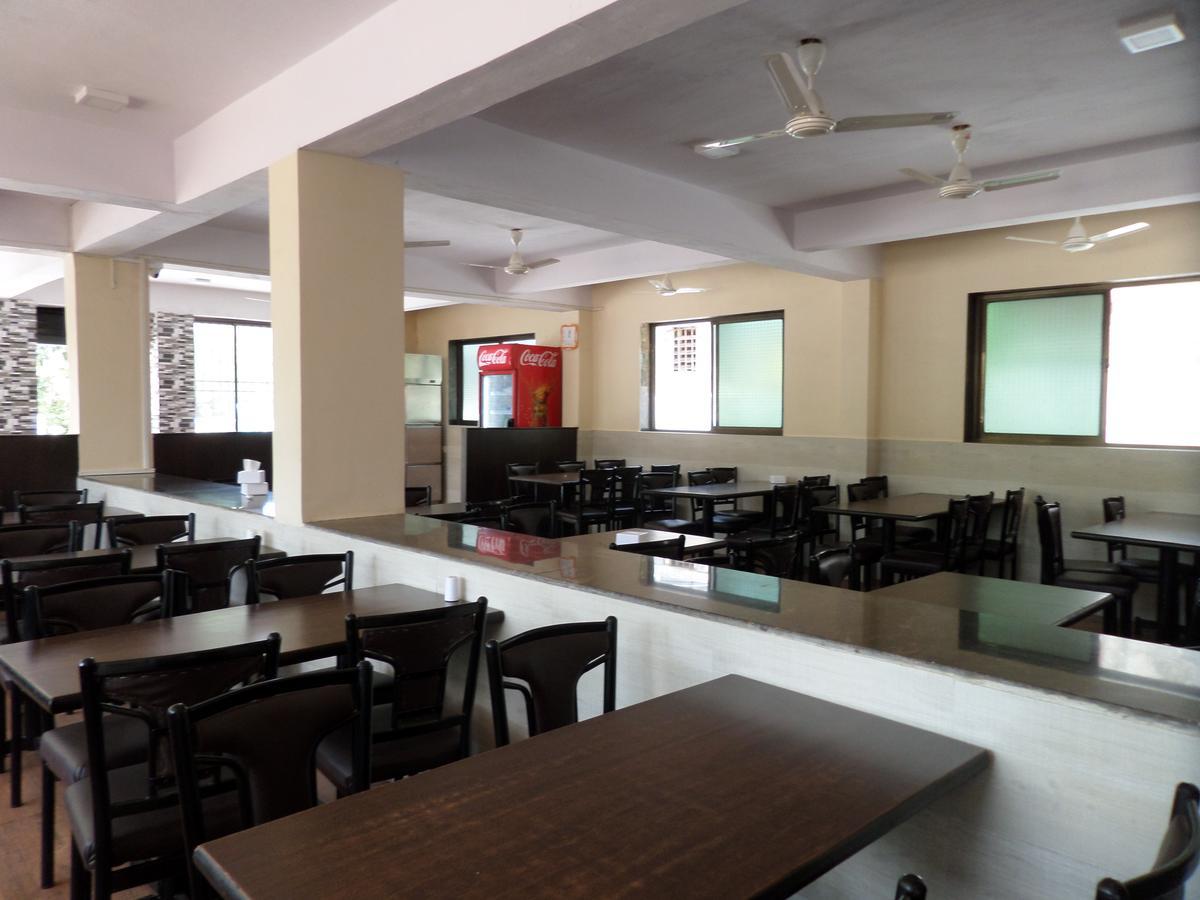 Atithi Farm House Hotel Borlai Buitenkant foto