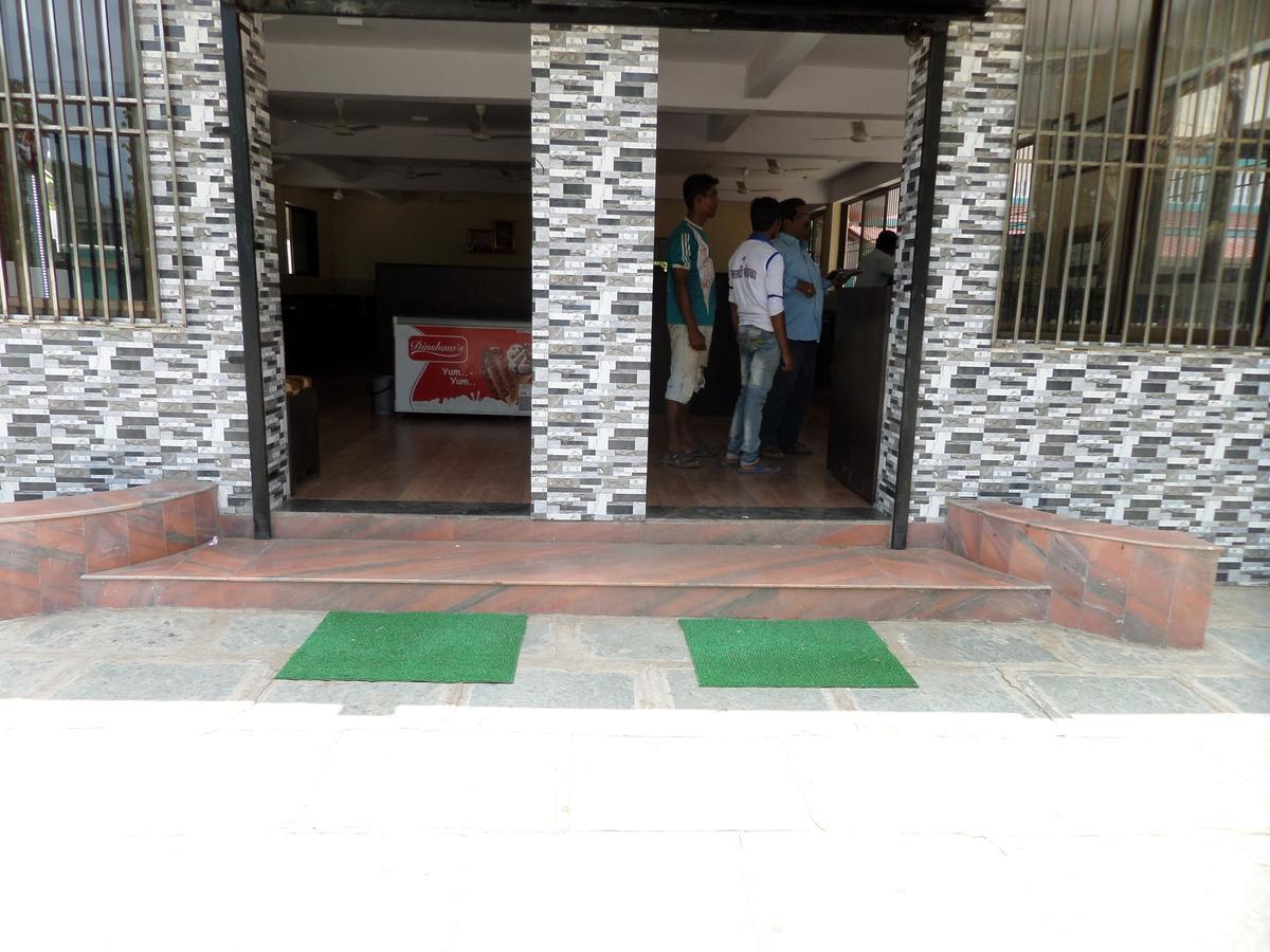 Atithi Farm House Hotel Borlai Buitenkant foto